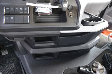 һ����� J7�ؿ� 550���� 6X4 AMT�Զ���ǣ����(��ɫ)(CA4250P77K25T1E5)ͼƬ