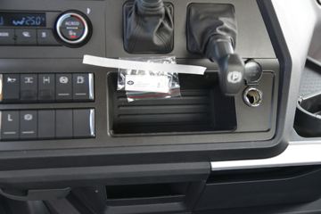 һ����� J7�ؿ� 550���� 6X4 AMT�Զ���ǣ����(��ɫ)(CA4250P77K25T1E5)ͼƬ