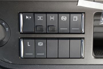 һ����� J7�ؿ� 550���� 6X4 AMT�Զ���ǣ����(��ɫ)(CA4250P77K25T1E5)ͼƬ