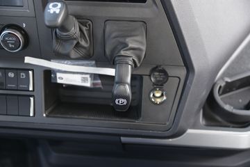 һ����� J7�ؿ� 550���� 6X4 AMT�Զ���ǣ����(��ɫ)(CA4250P77K25T1E5)ͼƬ