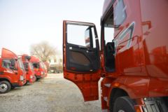 一汽解放 J7重卡 550马力 6X4 AMT自动挡牵引车(红色)(CA4250P77K25T1E5)