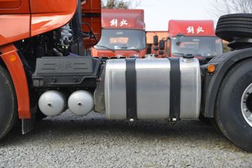 һ����� J7�ؿ� 550���� 6X4 AMT�Զ���ǣ����(��ɫ)(CA4250P77K25T1E5)ͼƬ