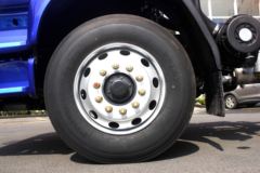 东风柳汽 新乘龙M3中卡 220马力 4X2 9.7米厢式载货车(LZ5180XXYM3AB1)