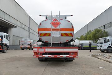 湖北大运底盘&nbsp;油罐车外观图片