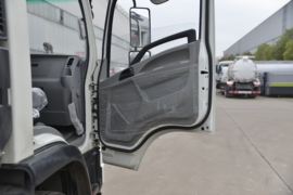 湖北大运底盘&nbsp;油罐车驾驶室图片