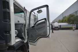 湖北大运底盘&nbsp;油罐车驾驶室图片