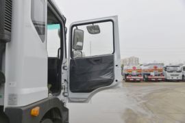 东风多利卡底盘 洒水车/喷洒车驾驶室图片