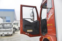 一汽解放 J6L 240马力 4X2 6.8米冷藏车(程力威牌)(CLW5180XLCC5)