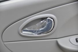 东风多利卡底盘&nbsp;油罐车驾驶室图片