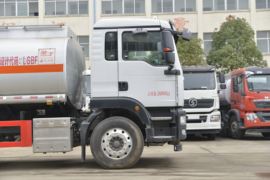 重汽汕德卡底盘&nbsp;油罐车外观图片