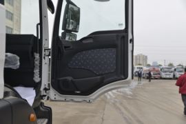 重汽汕德卡底盘&nbsp;油罐车驾驶室图片