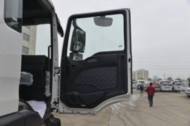 重汽汕德卡底盘&nbsp;油罐车驾驶室图片