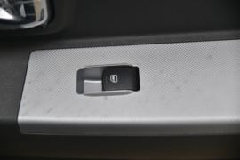 东风多利卡底盘&nbsp;油罐车驾驶室图片