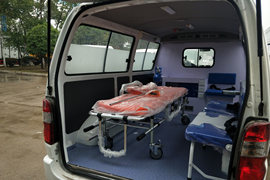 华晨雷诺底盘&nbsp;救护车货厢图片