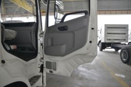 东风商用车底盘&nbsp;垃圾运输车驾驶室图片