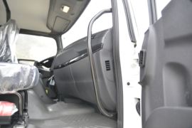 东风商用车底盘&nbsp;扫路车驾驶室图片