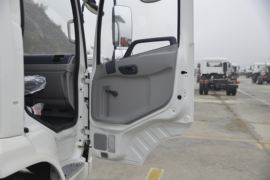 东风商用车底盘&nbsp;垃圾运输车驾驶室图片