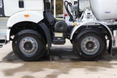 一汽解放 J6P 375马力 8X4 7.62方混凝土搅拌车(凌宇牌)(CLY5315GJB29E57)