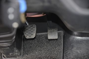 һ����� J6L�п� 2020�� ��Ӣ�� 240���� 4X2 6.2�������ػ���(CA1180P62K1L4E5)ͼƬ