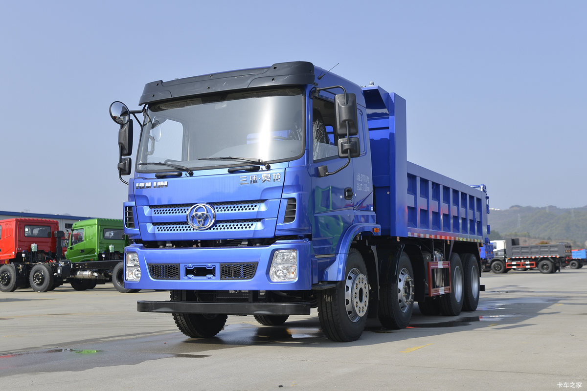三环十通 昊龙重卡 270马力 8X4 8米自卸车