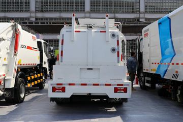 上汽跃进底盘&nbsp;垃圾运输车外观图片