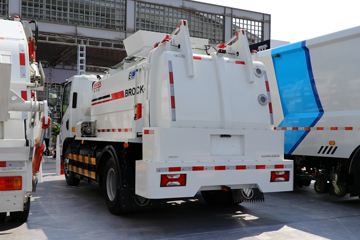 上汽跃进底盘&nbsp;垃圾运输车外观图片