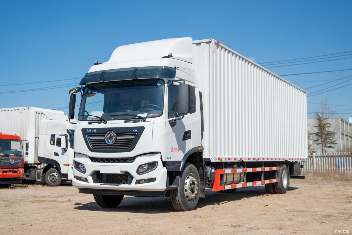 东风商用车 天锦KR 245马力 4X2 8米厢式载货车(高顶)