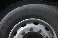 东风商用车 天龙VL重卡 292马力 6X2 9.6米厢式载货车(DFH5250XXYAX1V)
