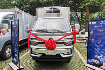 中国重汽HOWO 智相 127马力 4X2 3.4米冷藏车(ZZ5047XLCF3111F145)