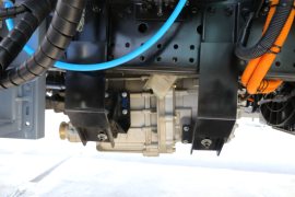 上汽跃进底盘&nbsp;垃圾运输车底盘图片