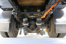 上汽跃进底盘&nbsp;垃圾运输车底盘图片