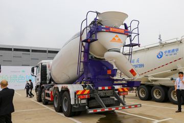 重汽汕德卡底盘&nbsp;混凝土搅拌车外观                                                图片