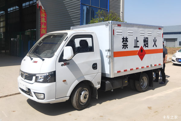 东风途逸 T5 123马力 4X2 3.18米易燃气体厢式运输车