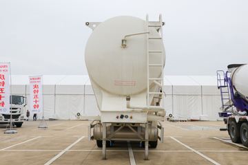 29.5方系列&nbsp;粉粒物料运输半挂车外观图片