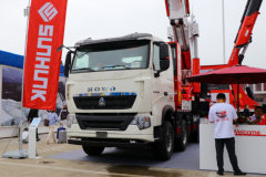 中国重汽 HOWO T7H重卡 440马力 10X4 折臂随车吊(宏昌天马牌)(H4500)