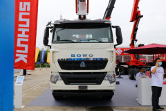中国重汽 HOWO T7H重卡 440马力 10X4 折臂随车吊(宏昌天马牌)(H4500)