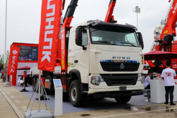 中国重汽 HOWO T7H重卡 440马力 10X4 折臂随车吊(宏昌天马牌)(H4500)