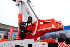 中国重汽 HOWO T7H重卡 440马力 10X4 折臂随车吊(宏昌天马牌)(H4500)