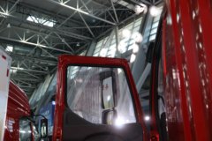东风柳汽 乘龙H5中卡 4X2 190马力 混合动力厢式载货车(国六)