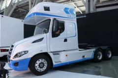 东风柳汽 乘龙T7C生活舱 600马力 6X4 AMT自动挡牵引车(国六)