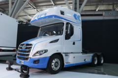 东风柳汽 乘龙T7C生活舱 600马力 6X4 AMT自动挡牵引车(国六)