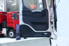 东风柳汽 乘龙T7C生活舱 600马力 6X4 AMT自动挡牵引车(国六)