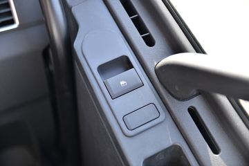 һ����� J6L�п� ��Ӣ�� 240���� 4X2 6.75�ײ�դʽ�ػ���(CA5180CCYP62K1L4A1E5)ͼƬ