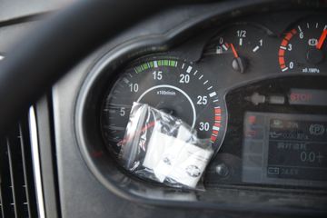 一汽解放 J6L中卡 质惠版绿通 240马力 4X2 6.8米厢式载货车(国六)(CA5180XXYP62K1L4A2E6)驾驶室图片
