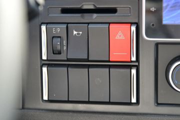 һ����� J6L�п� ��Ӣ�� 240���� 4X2 6.75�ײ�դʽ�ػ���(CA5180CCYP62K1L4A1E5)ͼƬ