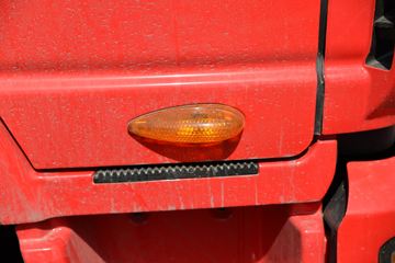 ���� ����˹V9 220���� 4X2 6.8�ײ�դʽ�ػ���(HFC5180CCYB90K2E2S)ͼƬ