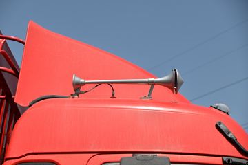 ���� ����˹V9 220���� 4X2 6.8�ײ�դʽ�ػ���(HFC5180CCYB90K2E2S)ͼƬ