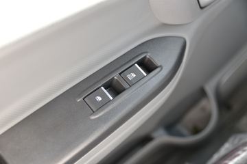 ���� ����˹V9 220���� 4X2 6.8�ײ�դʽ�ػ���(HFC5180CCYB90K2E2S)ͼƬ