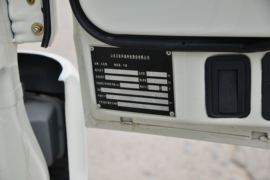 飞碟奥驰底盘&nbsp;垃圾运输车驾驶室图片