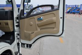 飞碟奥驰底盘&nbsp;垃圾运输车驾驶室图片